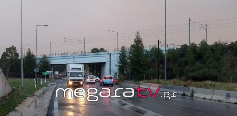 Εγκλωβισμένοι εργαζόμενοι στο εργοστάσιο της Τζόνσον στη Μάνδρα λόγω κακοκαιρίας